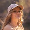 Bild: junge Frau mit Cap und Brille
