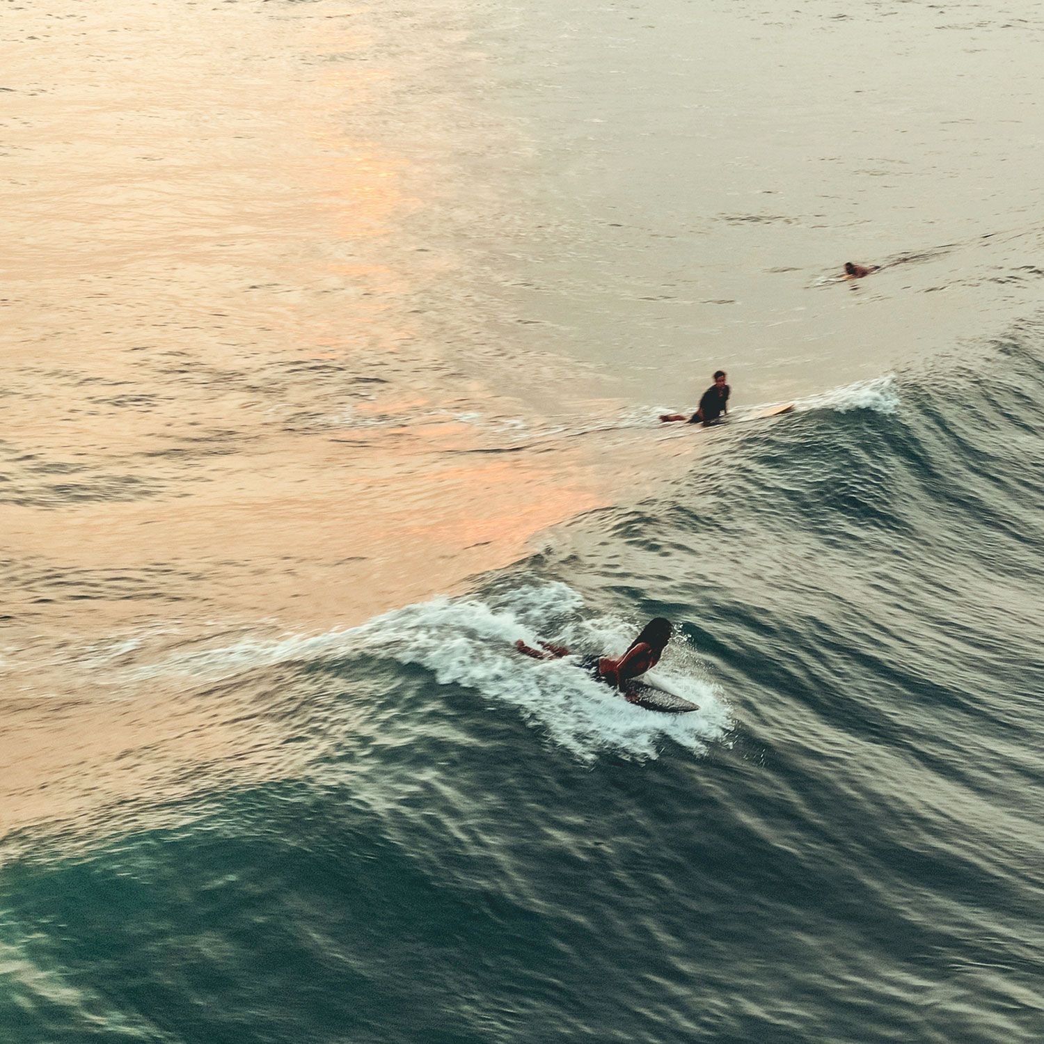 Surfer reiten auf Welle